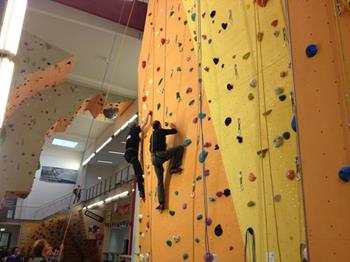 Bild "Aktuell:Unisportzentrum-Kletterwand_600x450_350x262.jpg"